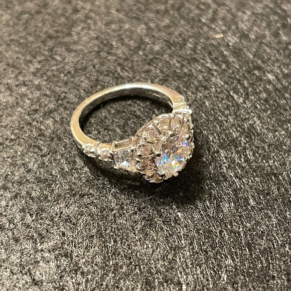 Sterling silver and cubic zirconia ring. Size 5 - Picture 3 of 3